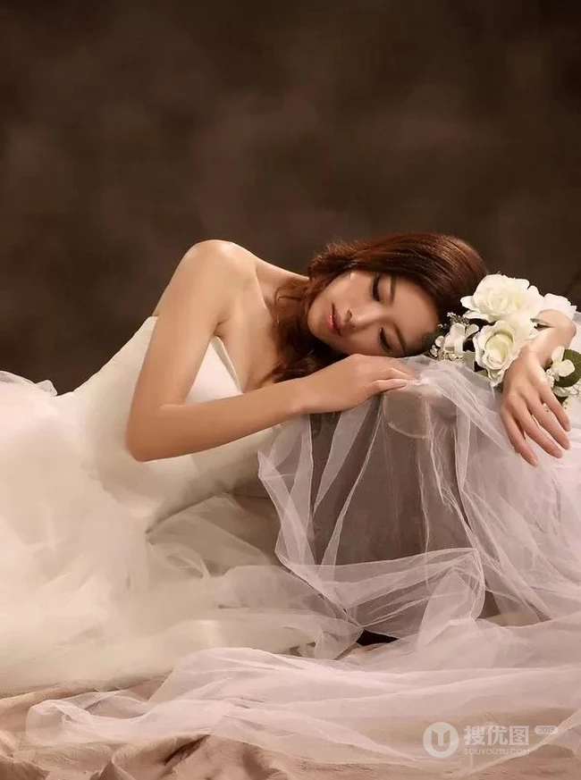 清新女生 唯美婚纱展甜美笑容
