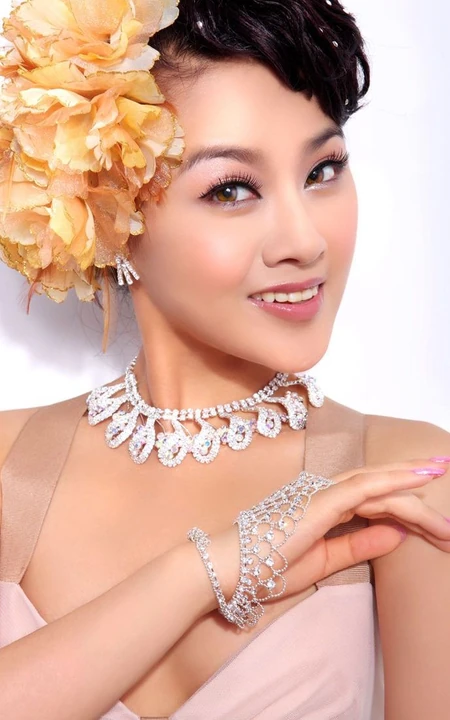 女歌手春天~百变纯美写真资料