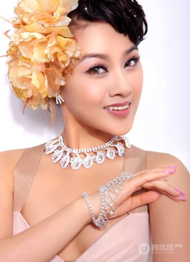 女歌手春天~百变纯美写真资料