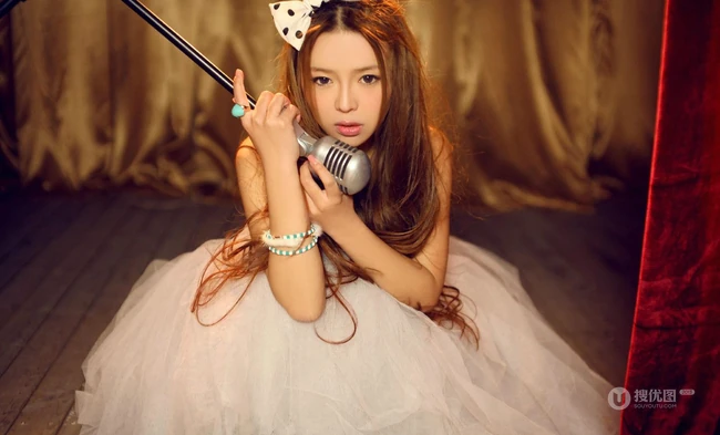 裴紫绮ziki 手拿话筒唯美写真