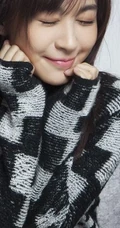李菲儿方格子毛衣甜美写真