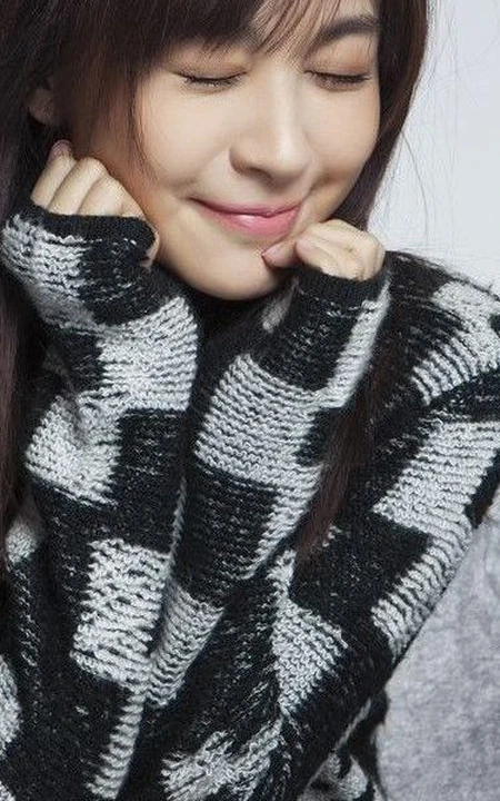 李菲儿方格子毛衣甜美写真
