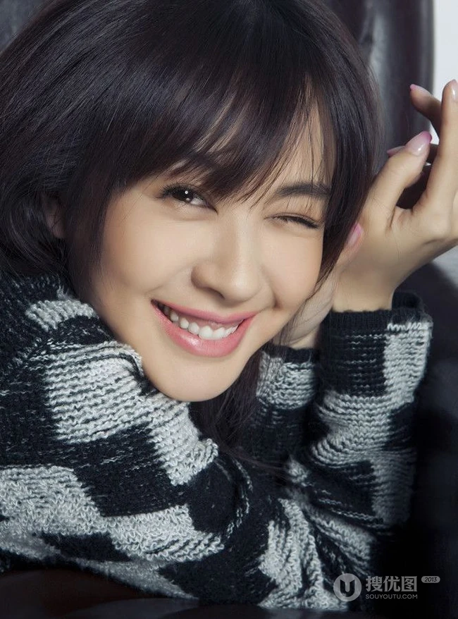 李菲儿方格子毛衣甜美写真