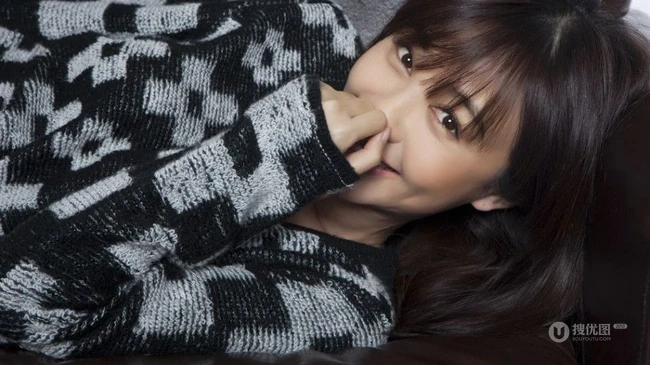 李菲儿方格子毛衣甜美写真