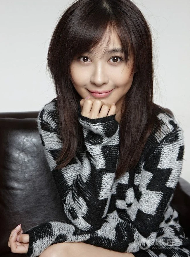 李菲儿方格子毛衣甜美写真