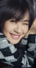 李菲儿方格子毛衣甜美写真