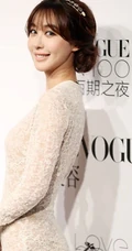 李菲儿方格子毛衣甜美写真