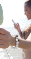 夏日女生 海边沙滩泳装图片