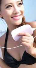 夏日女生 海边沙滩泳装图片