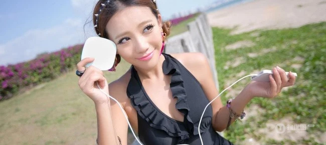 夏日女生 海边沙滩泳装图片