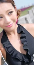 夏日女生 海边沙滩泳装图片