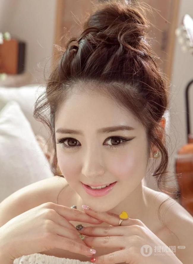 清纯可爱女生居家照 美发也美甲