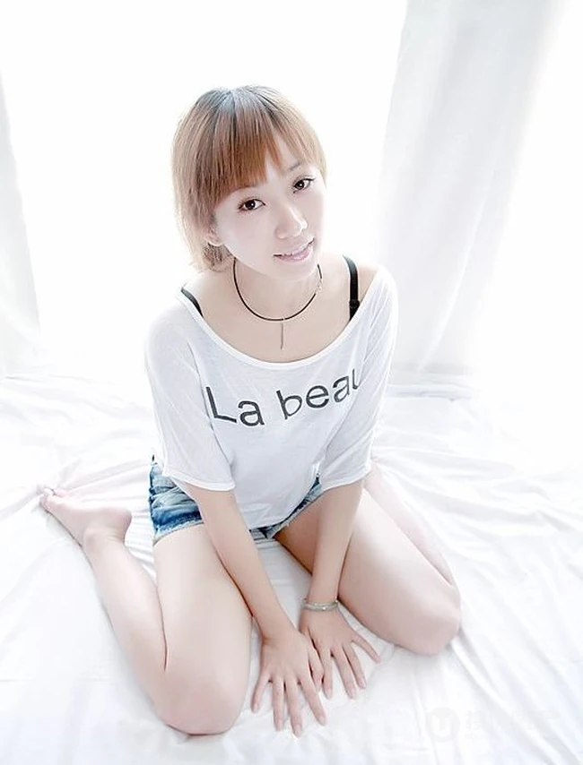 清纯唯美-长发女生室内写真套图