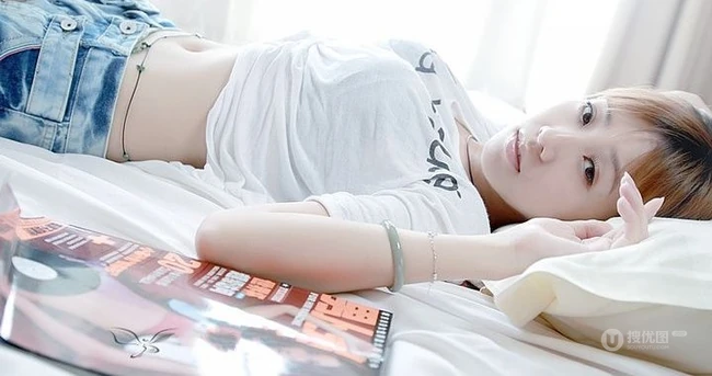 清纯唯美-长发女生室内写真套图