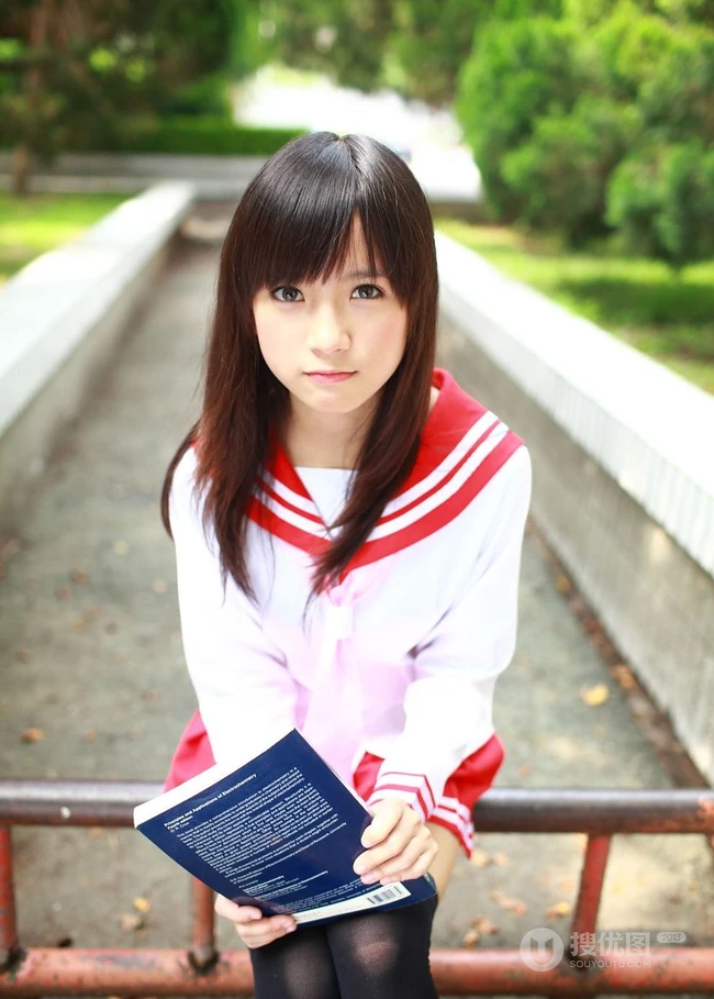 红领白衫可爱学生妹子高清图片