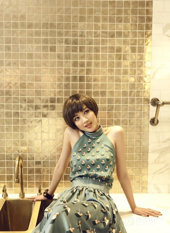 清纯唯美唐艺昕 甜美如丝写真