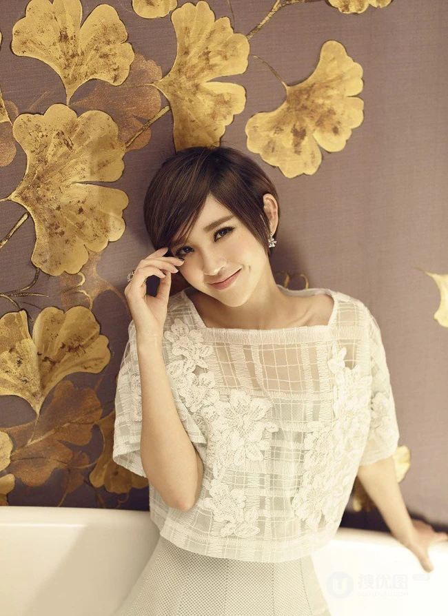 清纯唯美唐艺昕 甜美如丝写真