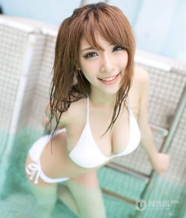 泳装女生模特，泳池戏水清凉写真
