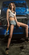 女生车模贾伊始 汽车仓库高清写真
