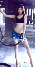 紧身裤女生模特 工厂废墟唯美写真