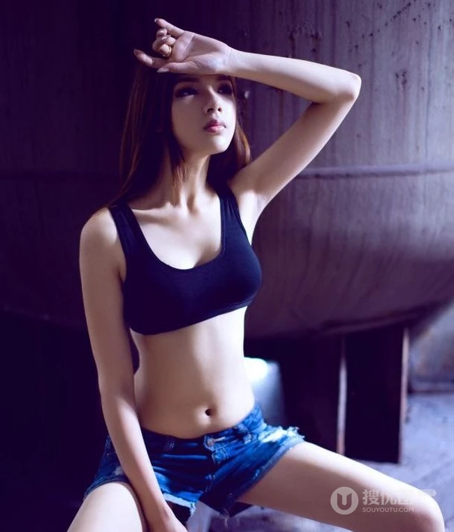 紧身裤女生模特 工厂废墟唯美写真