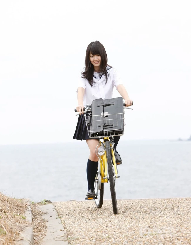 日本女生《铃木爱理》学生制服清新外拍