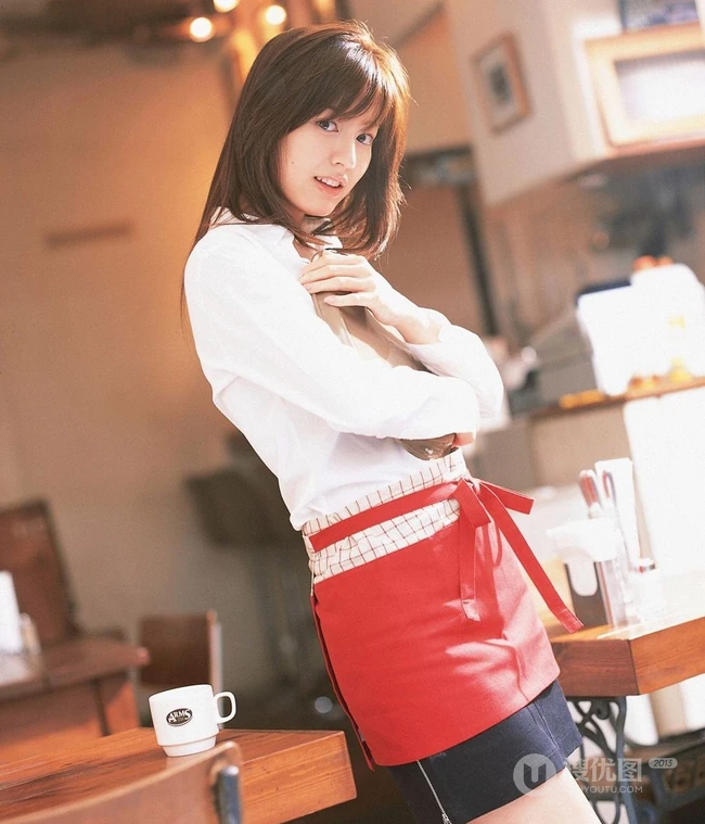 日本气质女生杉本有美厨房高清大片
