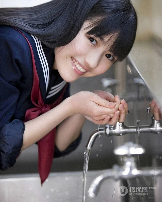 日本女生渡边麻友的校服日记