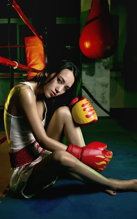 女生戴手套，气质模特带拳击手套啦！