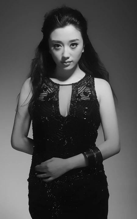 章婷婷图片 知性唯女生人纯黑白写真