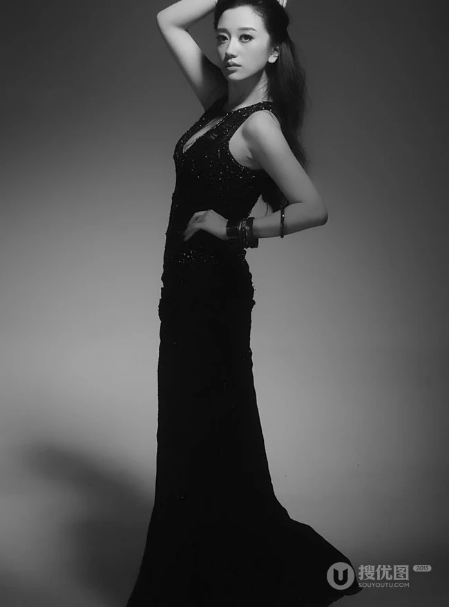 章婷婷图片 知性唯女生人纯黑白写真