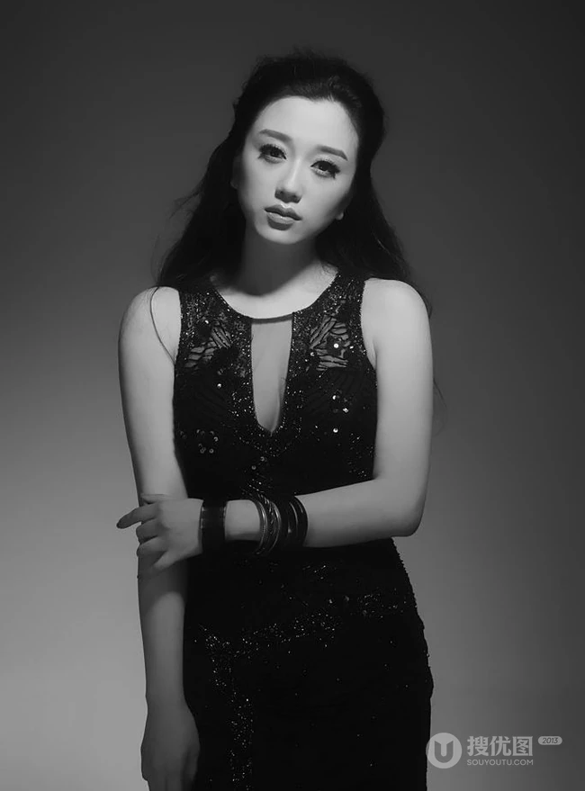 章婷婷图片 知性唯女生人纯黑白写真