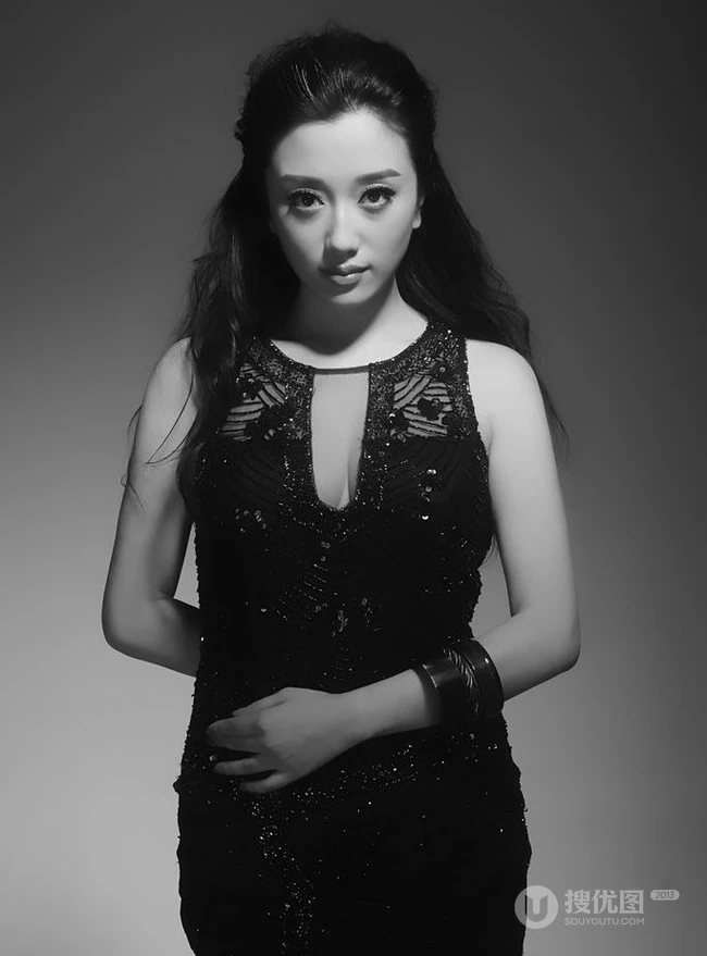 章婷婷图片 知性唯女生人纯黑白写真