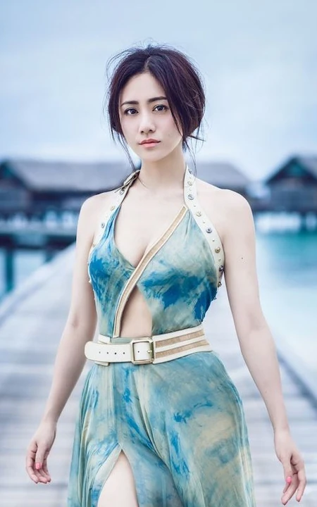 明星刘云 飘逸的气质 浪漫的木栈道写真