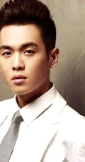 帅气型男张若昀 暖色系阳光写真图片