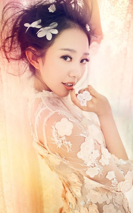 孙耀琦透明蕾丝连衣裙高清写真图片