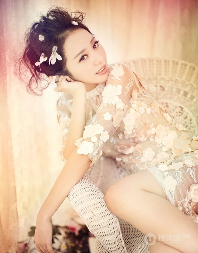 孙耀琦透明蕾丝连衣裙高清写真图片