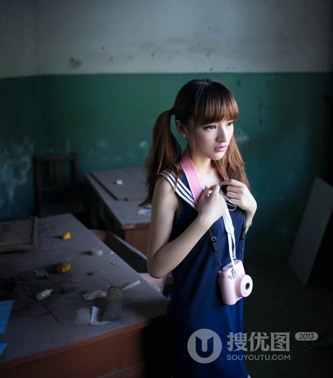 清纯学生妹-Queena废弃学校写真图片