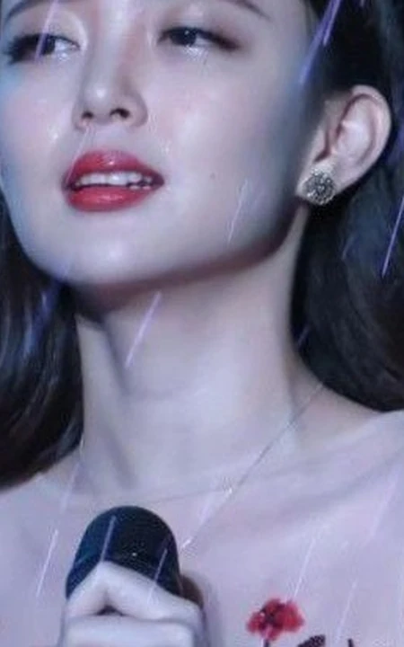 雨中精灵-女生歌手汪小敏<民歌节>暴雨中献唱