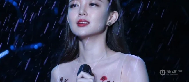 雨中精灵-女生歌手汪小敏<民歌节>暴雨中献唱