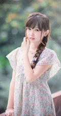 大辫子可爱妹子清新户外图片