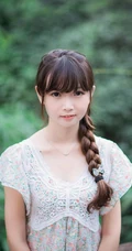 大辫子可爱妹子清新户外图片