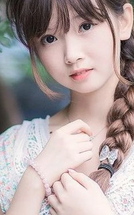 大辫子可爱妹子清新户外图片