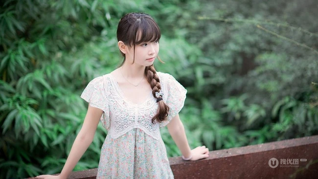大辫子可爱妹子清新户外图片