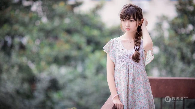 大辫子可爱妹子清新户外图片