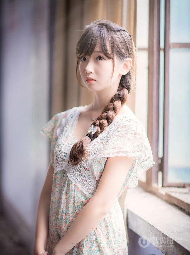 大辫子可爱妹子清新户外图片
