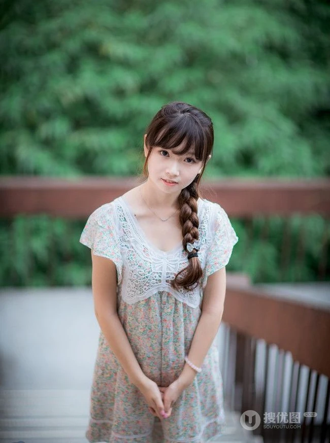 大辫子可爱妹子清新户外图片