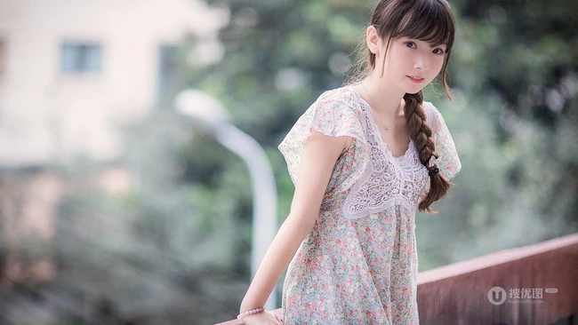 大辫子可爱妹子清新户外图片