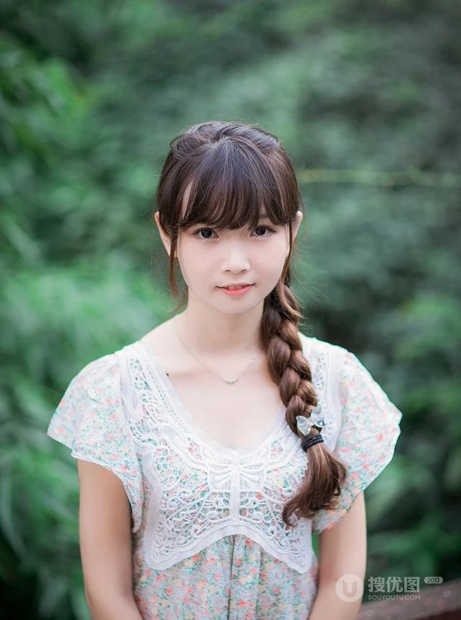 大辫子可爱妹子清新户外图片