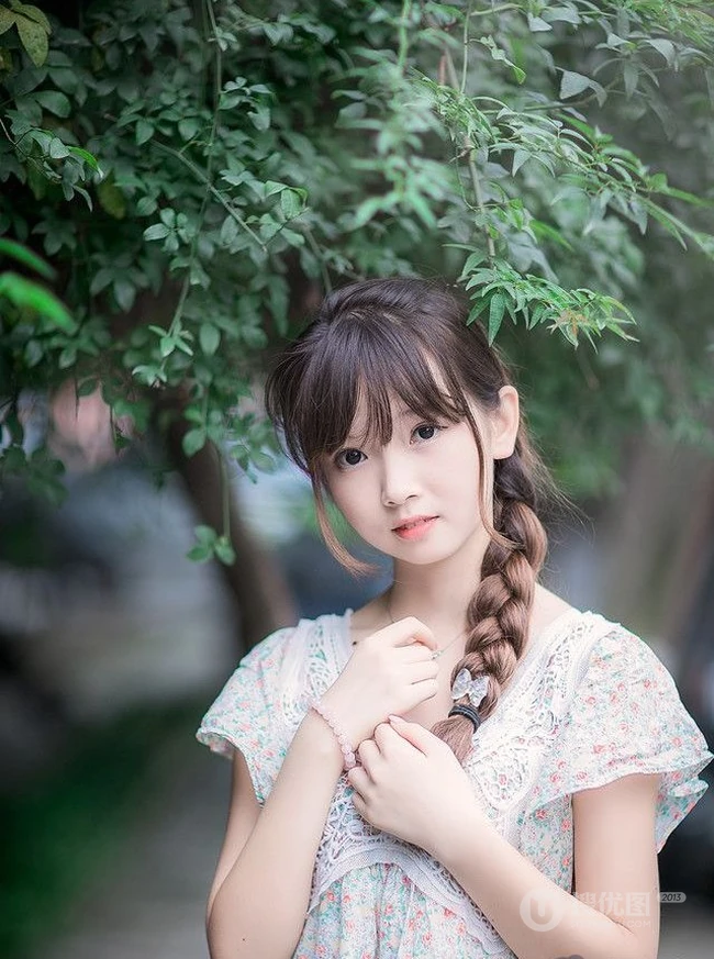 大辫子可爱妹子清新户外图片